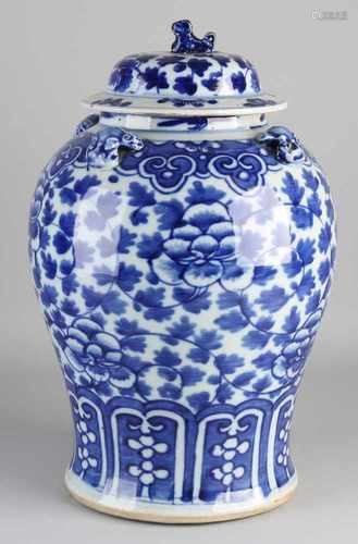 Large 19th century Chinese porcelain vase with floral decoration and Foo dogs. Dimensions: H 40 x