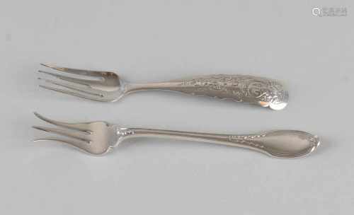 835/000 Silver Art Deco meat fork with two-sided finely worked handle. Dimensions: L 13.5 cm. Mr. C.