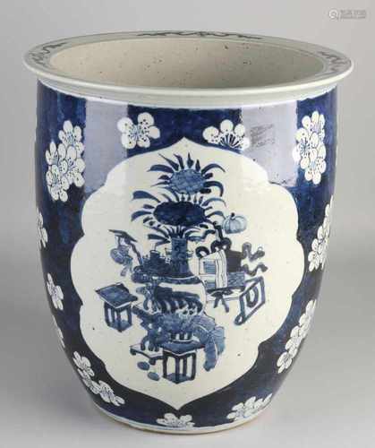 Large Chinese porcelain vase with valuables decor. 19th century. Dimensions: H 32 x Ø 28 cm. In good