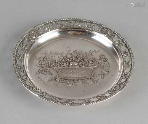 Round silver plate 800/000, features flower basket. With openwork rim decorated with flowers. ø13cm,