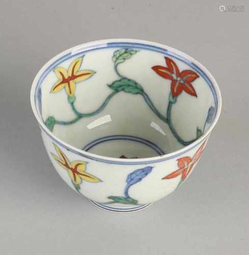 Chinese porcelain cup with floral decoration + six digits bottom mark. Size: 5.5 x 8.6 cm dia. In