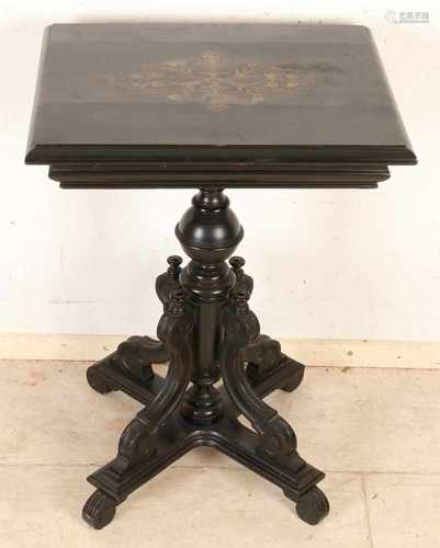 19th Century geeboniseerde side table with floral carving on leaf. Circa 1870. Size: 75 x 52 x 44