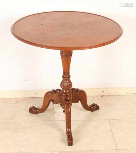 19th Century English walnut wine table with wood stabbed three-truss leg. Size: H Ø 63 x 61 cm. In