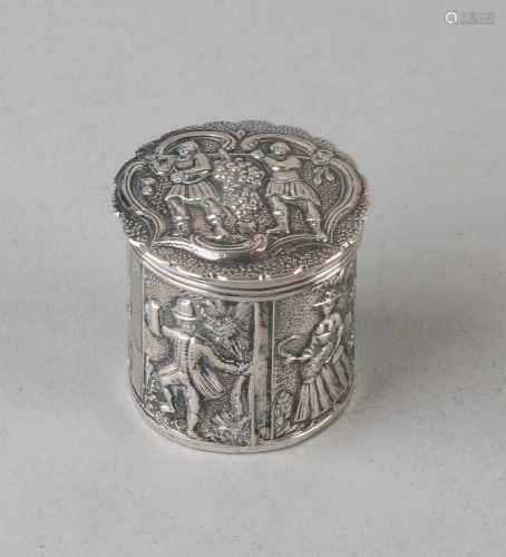 Small silver snuffbox, 833/000, Cylindrical model adorned with various figures. Provided with