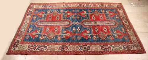 Beautiful Persian rug in red / blue. Size: 205 x 146 cm. In good condition.