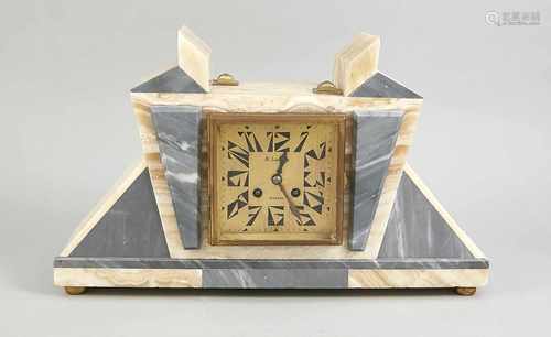 Art Deco mantel clock with onyx marble. Circa 1925. Some chips. Eight day-movement, half-hour