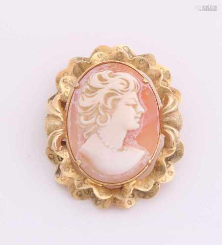 Yellow gold pendant / brooch, 585/000, with cameo. A brooch crafted with scalloped rim decorated