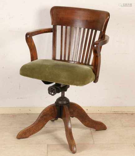 Antique English oak desk with swivel seat. Circa 1900. Size: 90 x 57 x 57 cm. In good condition.