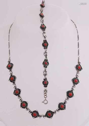 Silver necklace and bracelet, 800/000, with little coral. Necklace with Figaro circuit and a