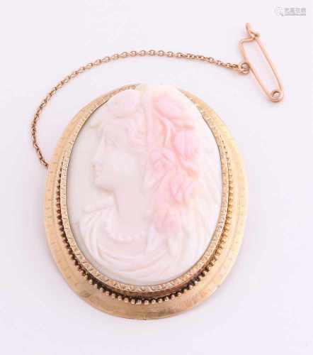 Beautiful yellow gold brooch, 585/000, with white cameo. Large oval brooch with machined edge with