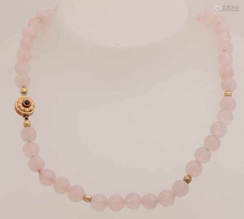 Necklace of rose quartz with gold, 585/000. Collier rozenkwarstkralen, ø 8.5 mm, separated by 7-