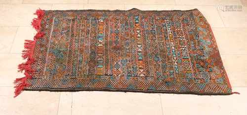 Asian Hand-knotted rug. Kelim? Floral decor. Size: 144 x 84 cm. In good condition.