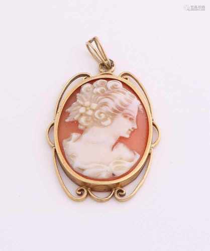 Yellow gold pendant, 585/000, with schelpcamee. Pendant decorated with thread with a beautifully