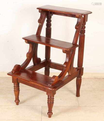 Mahogany librarian stairs. Style furniture. Second half 20th century. Size: 80 x 50 x 50 cm. In good