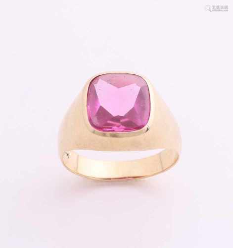 Yellow gold signet ring, 585/000, with square cut pink stone. Cup size 12x13mm. ø63 about 9 grams.