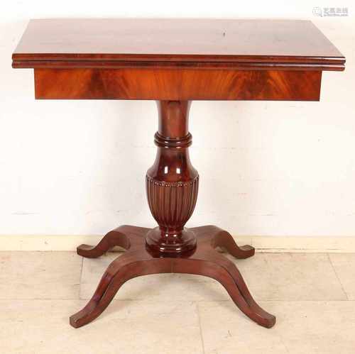 English mahogany table. Polished. Size: 79 x 40 x 83 cm. In very good condition.