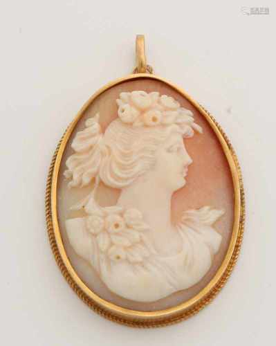 Yellow gold pendant, 585/000, with cameo. Oval pendant with smooth zetkast fine twisted edge,