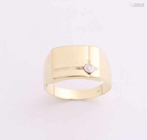 Yellow gold ring, 585/000, with diamond. Men ring with rectangular head, provided with two crossed