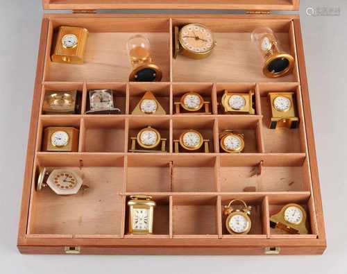 Box with gold-plated miniature clocks. 20th century. Size: 3-7 cm. In fair / good condition.