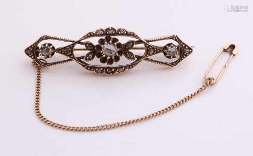 Beautiful yellow gold brooch, 585/000, with diamond. Brooch decorated with several diamonds with a