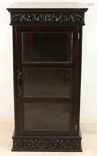 Dark stained wood inserted cabinet. One-door with shelves. 20th century. Size: 133 x 69 x 66 cm.