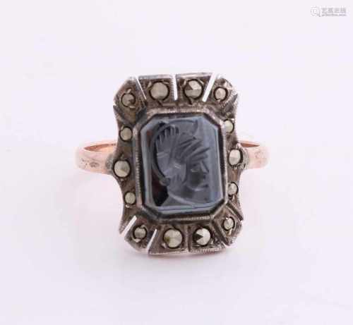 Gold ring, 585/000, with a silver zetkast rectangular with one edge engaged with mark magnesite