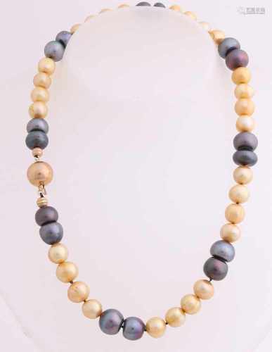 Collier with yellow and black fresh water pearls, diameter 9 mm, attached to a yellow-golden ball-