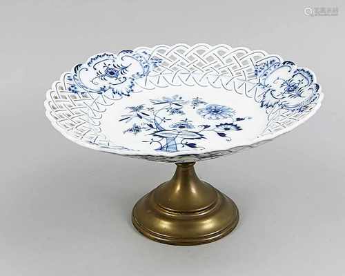 German Stadt Meissen porcelain openwork tazza with Zwiebel Muster decor. Circa 1920. Dimensions: H