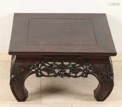 Oriental teak coffee table with floral carvings. Second half 20th century. Size: 35 x 60 x 59 cm. In