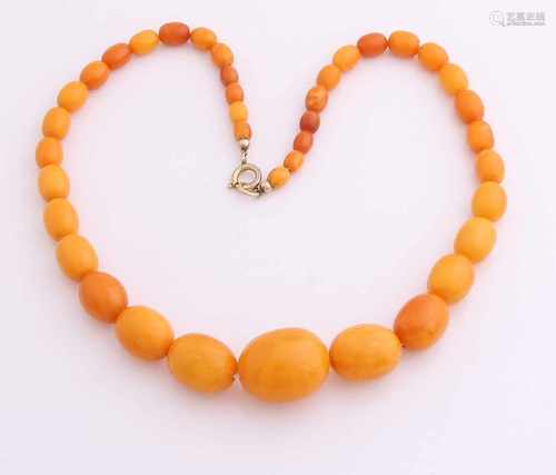 Collier of oval amber, proceeding in size, 5x6 / 19x23mm, provided with double-fastening. 44 cm.