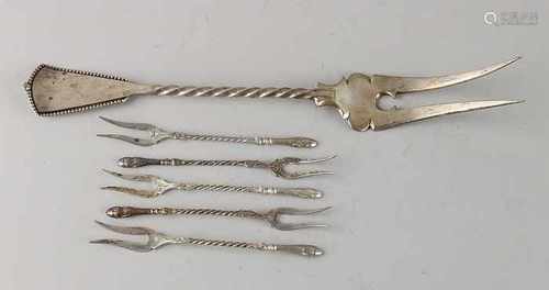 Silver meat fork and 5 olijfvorkjes, 835/000, meat fork with a partially twisted handle edge with