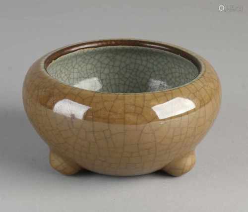 Chinese celadon pot on three legs, with brown / gray glaze. Size: H 7 Ø x 13 cm. In good condition.