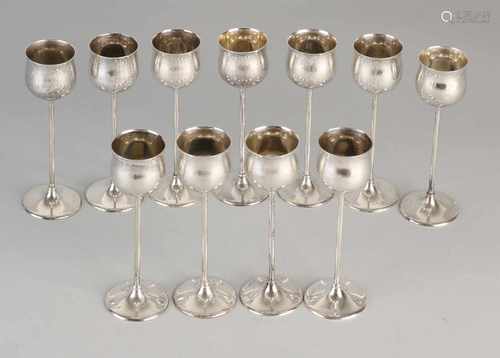 Lot 11 silver liqueur glasses, 800/000, high slender foot. MT.:Gebrüder Kuhn, Schwabisch Gmund.