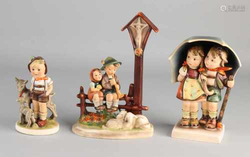 3 german mite Figures 20th century. 1x girl and boy under umbrella 1950-1955, 1x boy and girl at