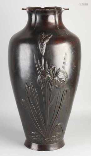 Large antique Japanese bronze vase with aquatic décor. 19th century. Dimensions: H 50 x 26 cm. In