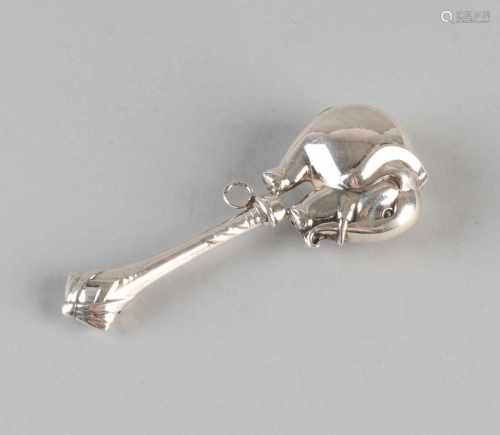 925/000 Silver stem rattle labeled 'Emiel'. Elephant with ring. Dimensions: L 11.5 cm. Weight: about