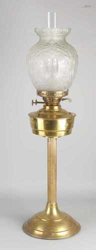 Large antique brass oil lamp standing with carved glass shade. Dimensions: H 70 x Ø 25 cm. In good