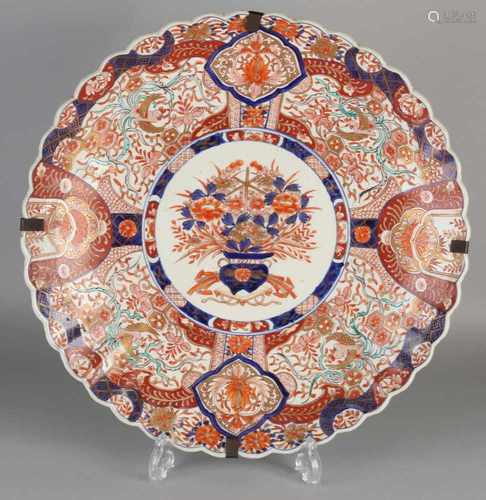 Very large 19th century Japanese Imari porcelain dish molded. Floral and gold decor. Dimensions: Ø