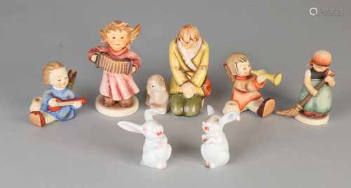 Seven porcelain figures. Divers. Consisting of: Five Hummel figures of Goebel. Girl with