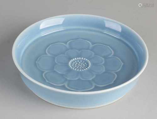 Beautiful blue Chinese porcelain cistern in lotus-shape. With bottom mark. Size: H, 3.8 x 17 cm dia.