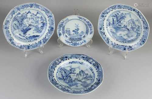 Four Chinese porcelain Queng Lung signs. 18th century. Comprising: Papbord, hairline + chips.