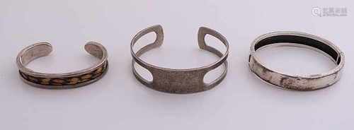 Lot with three silver bracelets, a slave tape, flat model, 925/000, with hinge and safety, width