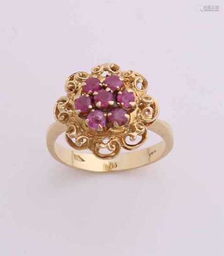 Yellow gold ring, 916/000, with rubies. Ring with a generous elaborated rosette, ø 16mm, set with