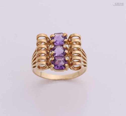 Yellow gold ring, 750/000, with amethyst. Openwork ring with in the middle third hexagonal faceted