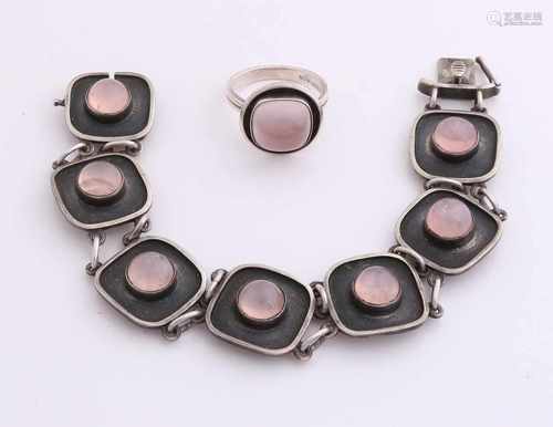 Silver bracelet or ring, 835/000, with pink quartz. A bracelet with 7 square links, 18x18mm., Set