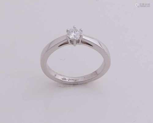 White gold solitaire ring, 750/000, with diamond. Ring 6 is provided with a leg classic chaton set