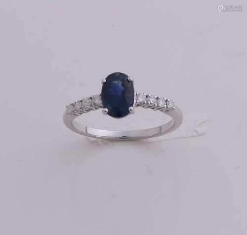 White gold ring, 585/000, with diamond and sapphire. Ring with an oval-cut sapphire in the middle,