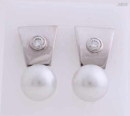 Elegant white gold earrings, 750/000, with pearl and diamonds. Studs with trapezium-shape, in the