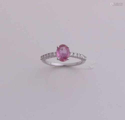 White gold ring, 585/000, with pink sapphire and diamond. Ring with in the middle a pink oval