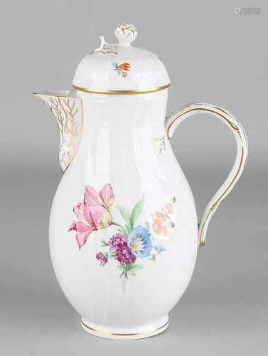 German KPM porcelain mocha can with floral decor. 20th century. Size: H 21 cm. In good condition.